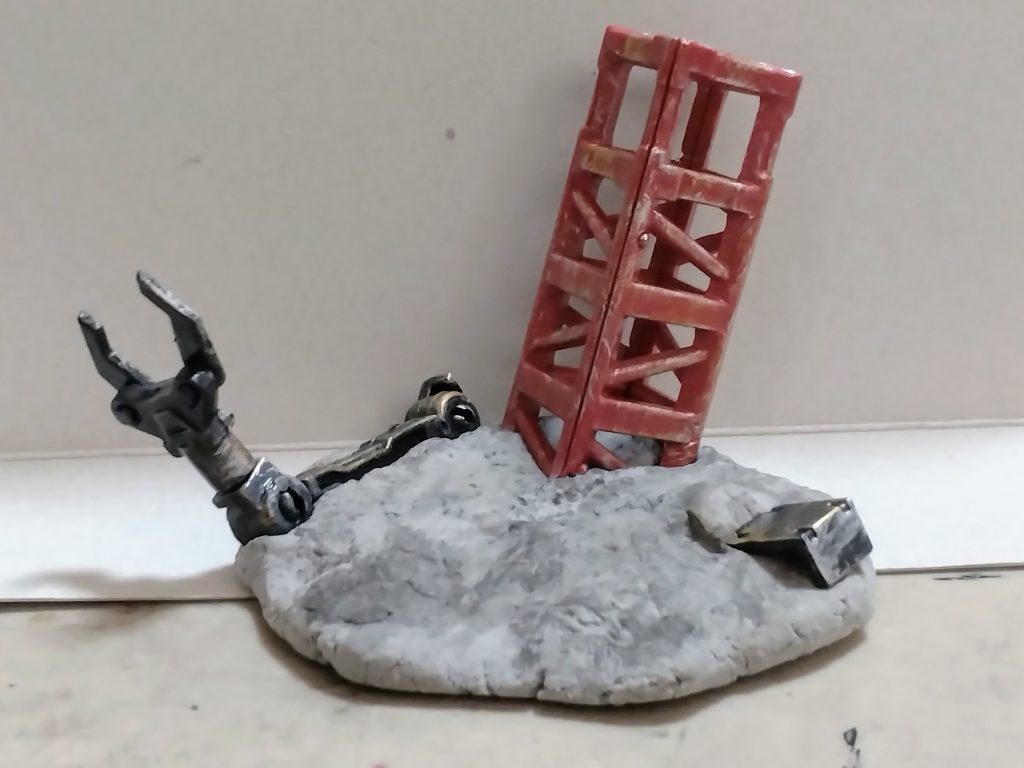 ジオラマの土台はこんな感じです。地面にはDAISOのジオラマ粘土(グレー)を使っています。それっぽくまとめてから、筆に塗料をつけて、なんかこう...わしゃーってしてます(伝われ)