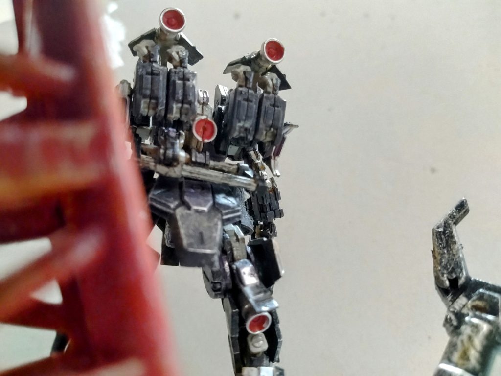 それがこちら。こうやって鉄骨の影から撮影すると迫力が出るんです。ドォォォォォォ━(゚Д゚)━ォォォォォォン!!!って感じに。これがHGのシルヴァ・バレト・サプレッサーだったらこんなことはしていないのですが、アーティファクトは小さいので、なんとかして迫力を出したいと考えた結果こうなりました。