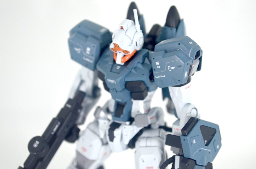 元々ディティールの多いキットなので追加したヘイズルの肩以外は大したスジ彫りは行ってないです。