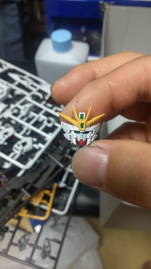 マスク割れましたが味があって好きですw自分の指との比較でパーツの小さい感を演出