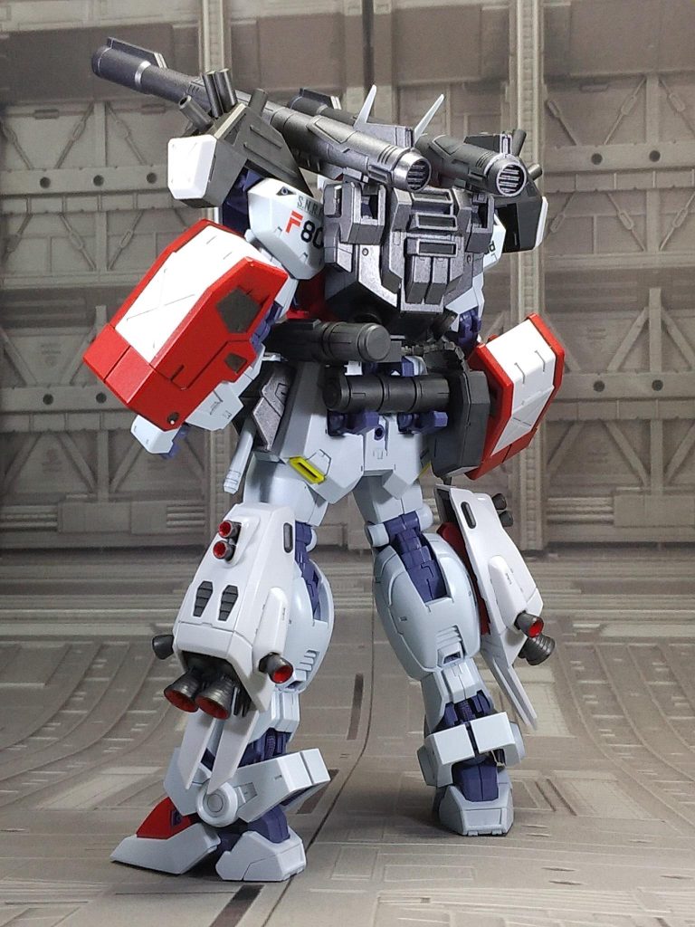 F90FFで搭乗したヘビーガン重装攻撃型と同等の火力を持たせるためにミッションパックはDタイプを基に両腕をBタイプに変更、ガレムソン専用機で製作したバックパックのビームサーベルを3連マシンキャノンに変更した物を装備させました。F80本体とDタイプは成形色、部分塗装仕上げ。Bタイプを本体の色に合わせて青から赤に変更しました。使用した塗料は〔Bタイプ〕本体赤→黒サフ後、SG04MSレッド本体黒→H18黒鉄色グレネード赤→白下地、H86モンザレッドDタイプブースターノズル内側→H86モンザレッド武器等→TS-42ライトガンメタルダクト内側→H77タイヤブラックデカールはガレムソン機と同じような種類、配置で貼り付けました。ミズマのコールサインが物語内で確認できなかったので消去法で「F003」を左肩に貼りました。