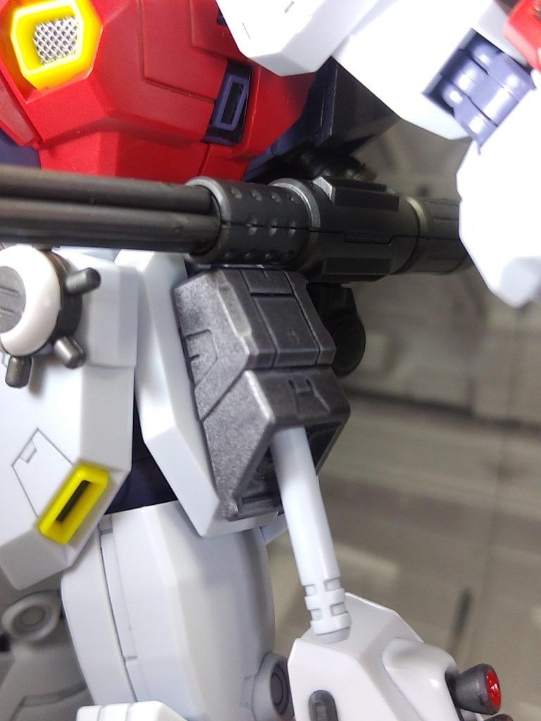 バックパックのビームサーベルが無くなってしまったので、左サイドアーマーに自作のビームサーベルラックを装備させて近接戦に対応できる用にしました。ビルダーズパーツ MSバーニア02のバーニア基部を使って製作しました。