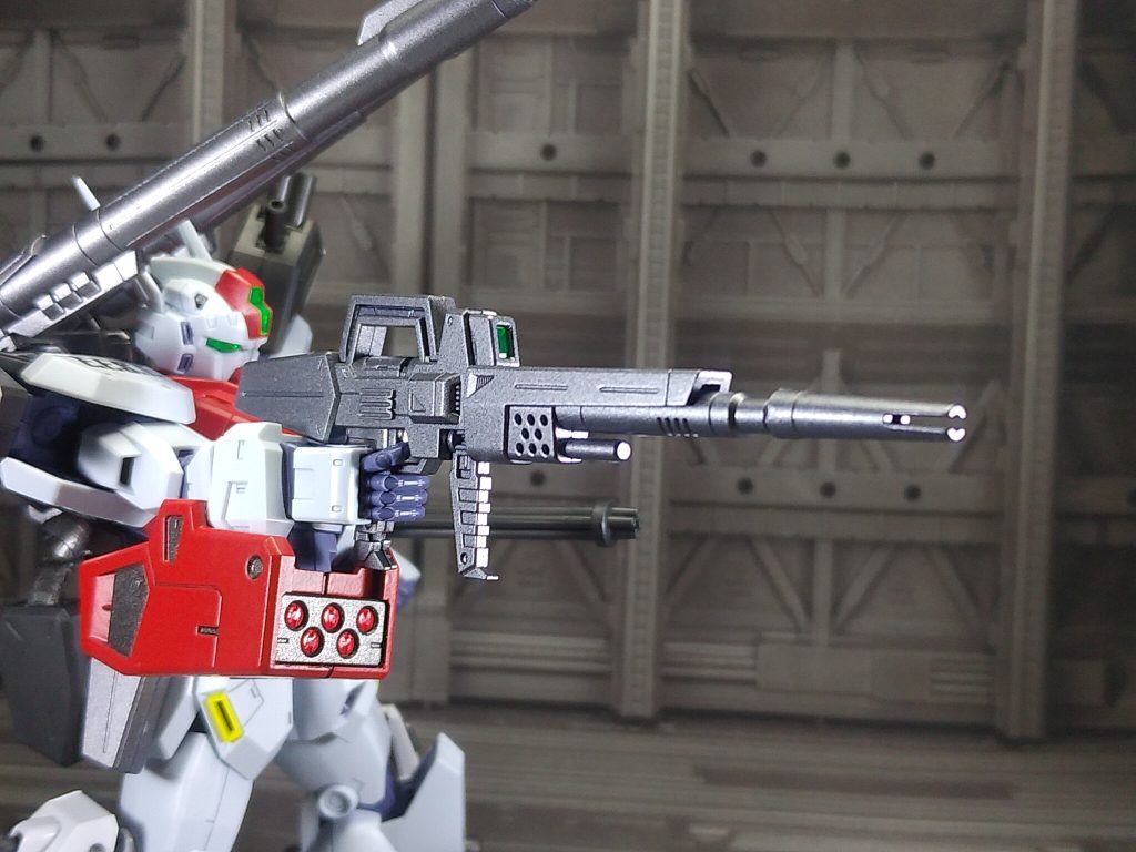 ビームライフルはF80の余剰パーツで作れるF90用を持たせています。後部のEパックが手首に干渉するので前腕を90°回した状態で持たせています。