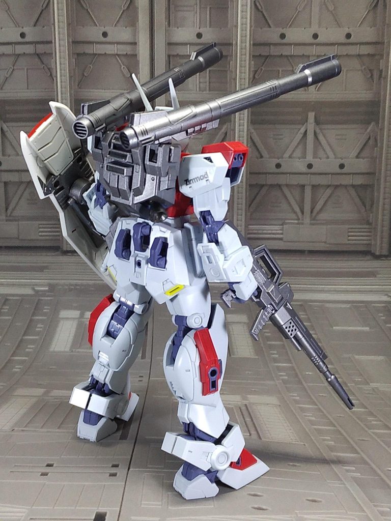 ミッションパック非装備状態機体の完成を急いだため武装はF90やF70の物を流用した設定です。シールドのカラーリングはF80用と同じく白と赤で塗り分けています。シールド裏のパーツがF90と同じなのでF80の保持アームに交換するだけで簡単に装備する事ができます。塗装は赤はBタイプと同じく黒サフの後にMSレッドを塗っています。白はMSホワイトを使いました。