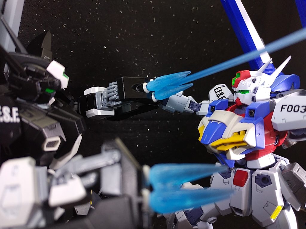 その隙を逃さず斬りかかるミズマ。一瞬の放心に陥ったガレムソンであったが自身に迫る危機に左腕で即応し、右拳で反撃をする。胴体ではなく頭部の後ろ、ハルブラスターのコクピットめがけて･･･ビームサーベルを受け止められてしまったミズマはすかさずヴェズバーの照準をガレムソン機の胴体に合わせる。そして即座にトリガーを引く。自機の頭部が破壊され、自身に迫るビームの閃光に臆する事なく･･･ 