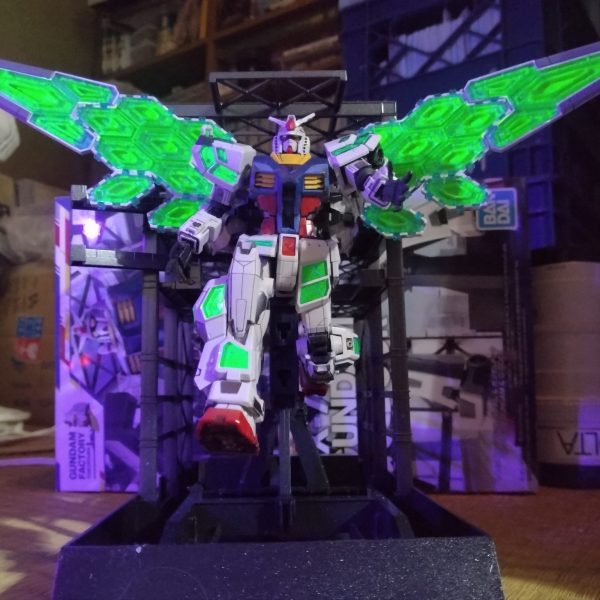 初めてのガンプラにRX-78F00/Eを組み始めました。大阪万博の立像状態はパビリオンの動画で視聴者を守る為に戦って破損した後とのことで、その立像の完全修復後をイメージして作ってるので、塗装は立像準拠にしていますがガンダム自体が初心者なので白は1色だけです😅（1枚目）