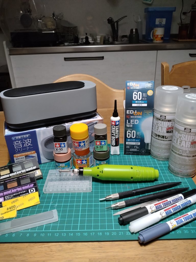 主な用途品の説明音波クリーナーを初めて使用しました。ヤスって出た粉の汚れがきれいに落ち、さらにパーツが指で滑りにくくなりました。おかげで塗料の付きが良くなったような気がします。洗浄したからかパーツをはめるときにかなり固くなったので、関節部分を中心に少し削っています。クラフトボンドはモノアイのシールの代わりにオーロラ紙を切り取り使用しました。ライトが当たると違う色になってしまったのが残念です。LED電球はキットにどう影ができるか確認してウェザリングマスターで陰影をつけてより立体感を出せるようにしました。武器の成型色が本体と比較して明るく感じたのでぼかしペンとメラミンスポンジで色のトーンを落としています。色分けとスミ入れの後につや消し、ウェザリングマスターとドライブラシしてから再度つや消しで吹いています。