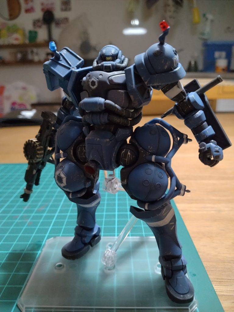 ポーズについて。完成後の写真と比べられるようしています(そこから?)。軍系ザクの特徴の足周りを前に出してS字立ちを意識しています。作成前後を変化が分かりやすい姿勢だと思います。