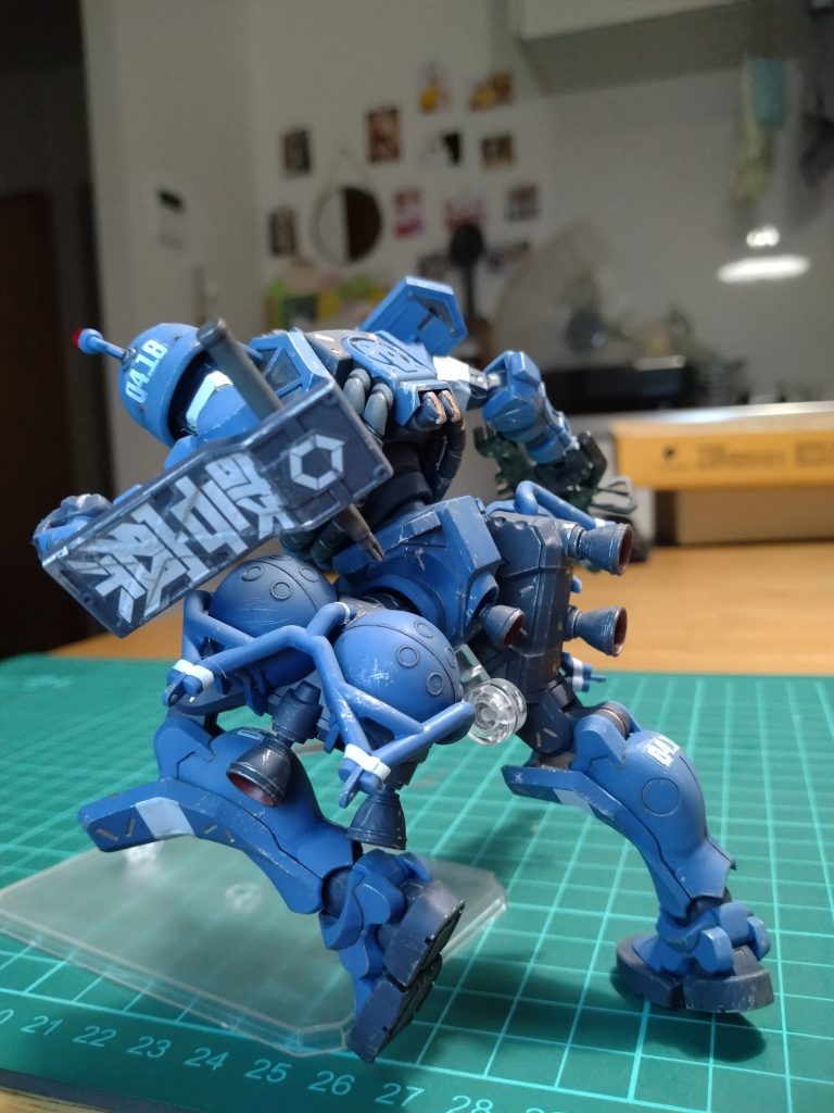 令和版のザクということで後ろ姿も新調されておもしろいです。コンテストということで頑張って見せています。バーニアや背中のメカっぽいところがかっこいいので塗分けしてみました。太ももの推力受け架台(?)とロケットエンジンの丸みのおびた部分、ふくらはぎのカクカクした部分の組み合わせがとてもカッコイイです。