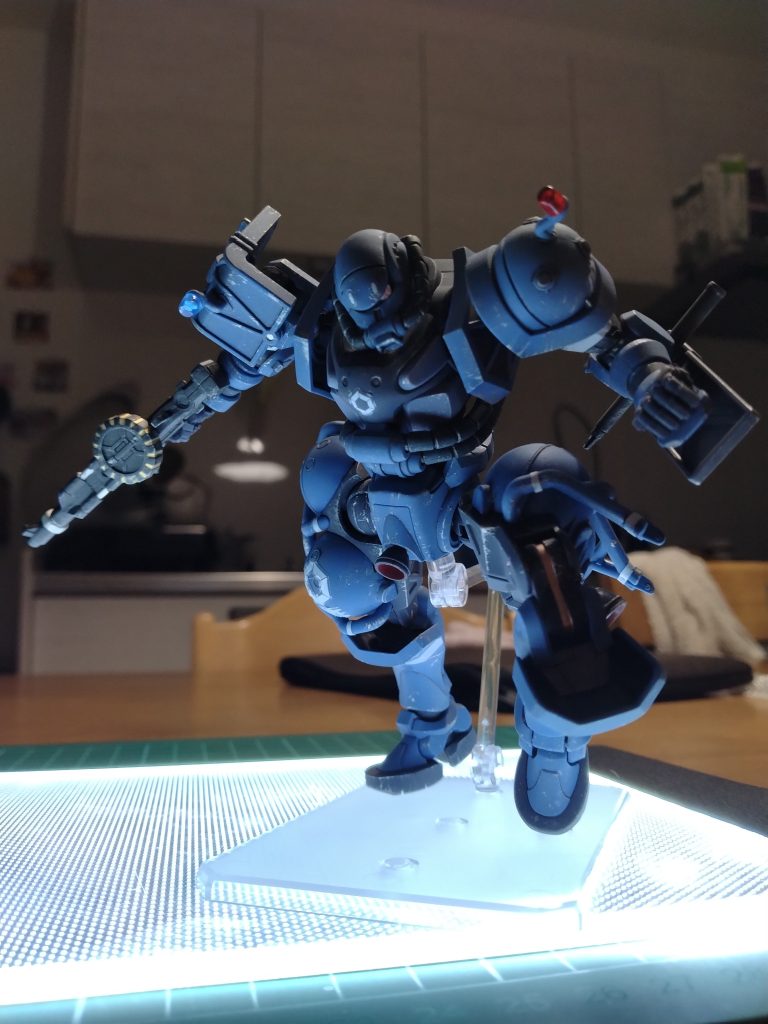 他スミ入れはエナメルのガンメタを薄めたもの流しています。ところどころ反射するのでダメージのような劣化の表現を意識しています。説明書にもあるように暴動のたびに出動するらしいので設定を考慮し塗装剥げの加工をしています。エナメルチタンシルバーのドライブラシです。右肩の青色の回転灯は他プラパーツのランナーからガラスやすりで成形します。左肩の回転灯と違う位置で撮影してます。形の違いを誤魔化すためです(正直に申し上げます)。