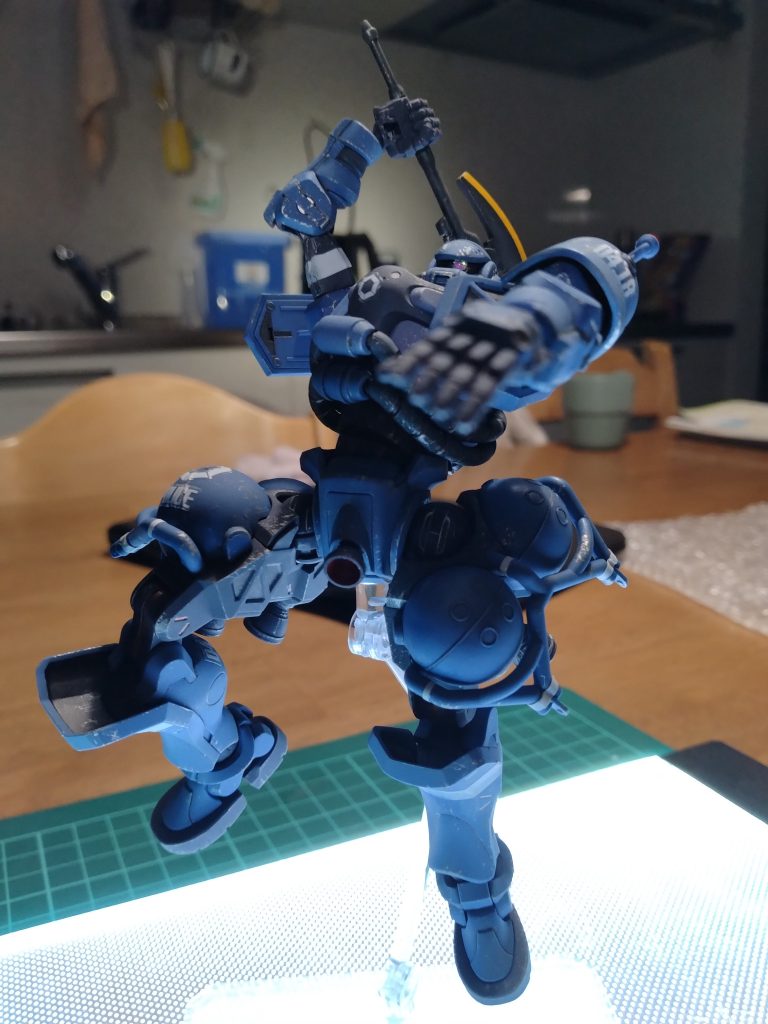 ザクほどヒートホークが似合うモビルスーツはないですね!でもこの斧の型っておそらく伐採用なんですよね。戦斧というらしいです。歴史を感じます。振り下ろすだとか薙ぎ払うだとかポーズが決まってきますがよく映えますね!