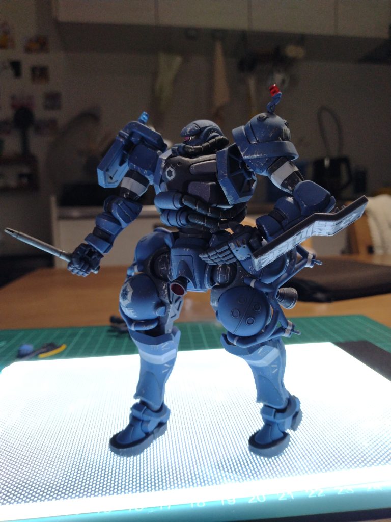 警(戒)棒の中段の構えです。警察ということでこのポーズは欠かせないかと。友達(M.A.V. )に聞いて確認しました。説得力がありますね。警棒を腰の辺りに構え相手の視覚に入れて威嚇する効果があるそうです。なるほど。右肩のパトライトは外国のパトカーの回転灯を参考にしています。