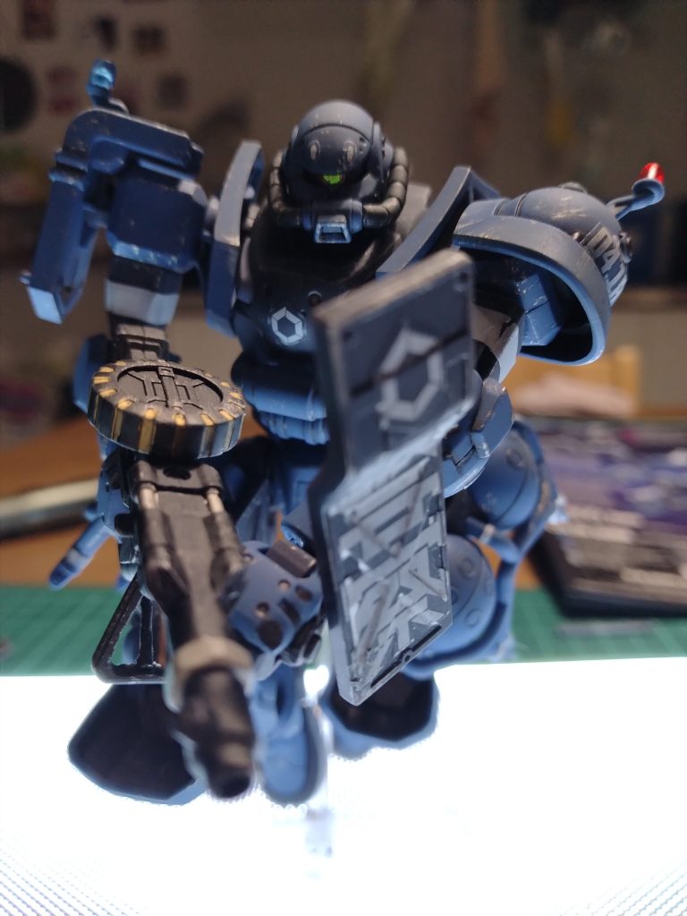 武器パーツを加工したのでそれに似合うポーズはこれかなと。ザクの商品はだいたいコレやってますね。警察の文字入りの盾もめずらしいので一緒に撮っています。