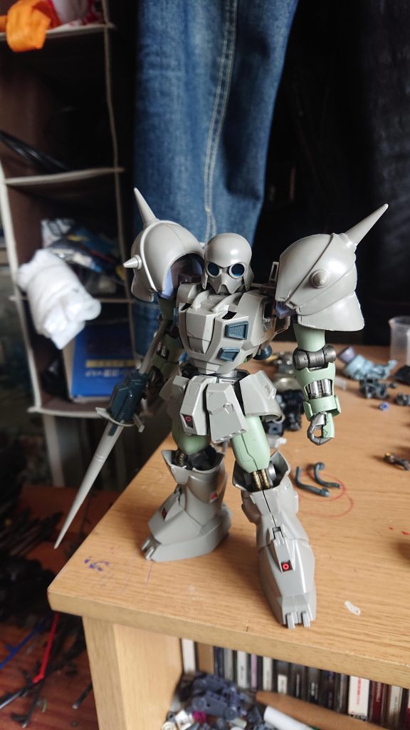 前の持ち主さんが緩く感じたのかセロハンテープなどを貼ってたので剥がして、ボディの一部をHGギラドーガに変更。スカートも加工してギラドーガのパーツの上にデナンゾンのやつを被せてます。