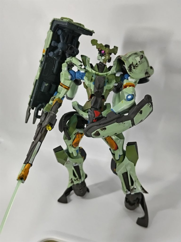 塗装は、水性ボトムズカラーATライトグリーン、ATグリーン、水性ガンダムカラーのファントムグレー、それとオレンジの帯はタミヤアクリルです。