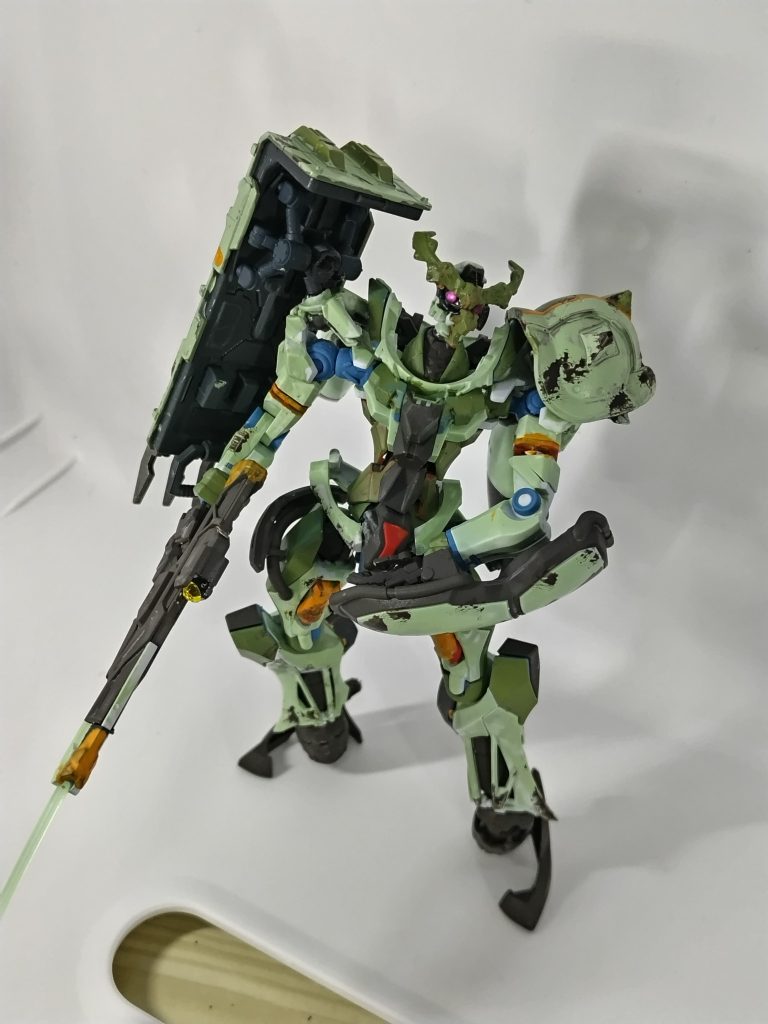 チッピングは、VICカラーのチッピングブラウンをスポンジで。スポンジのチッピングは初めてやりましたが、楽しすぎてやり過ぎてしまう。