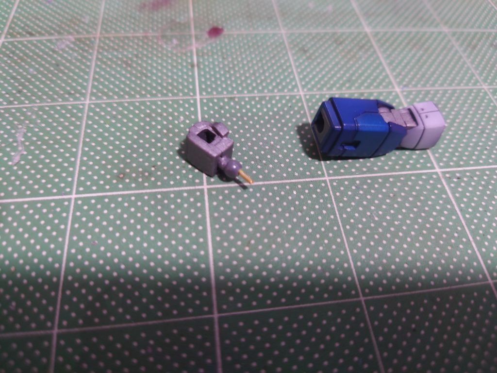 流石にグルーガンの芯は重すぎたので、手首を真鍮線で固定。…透明ストローでやればよかったかも？？