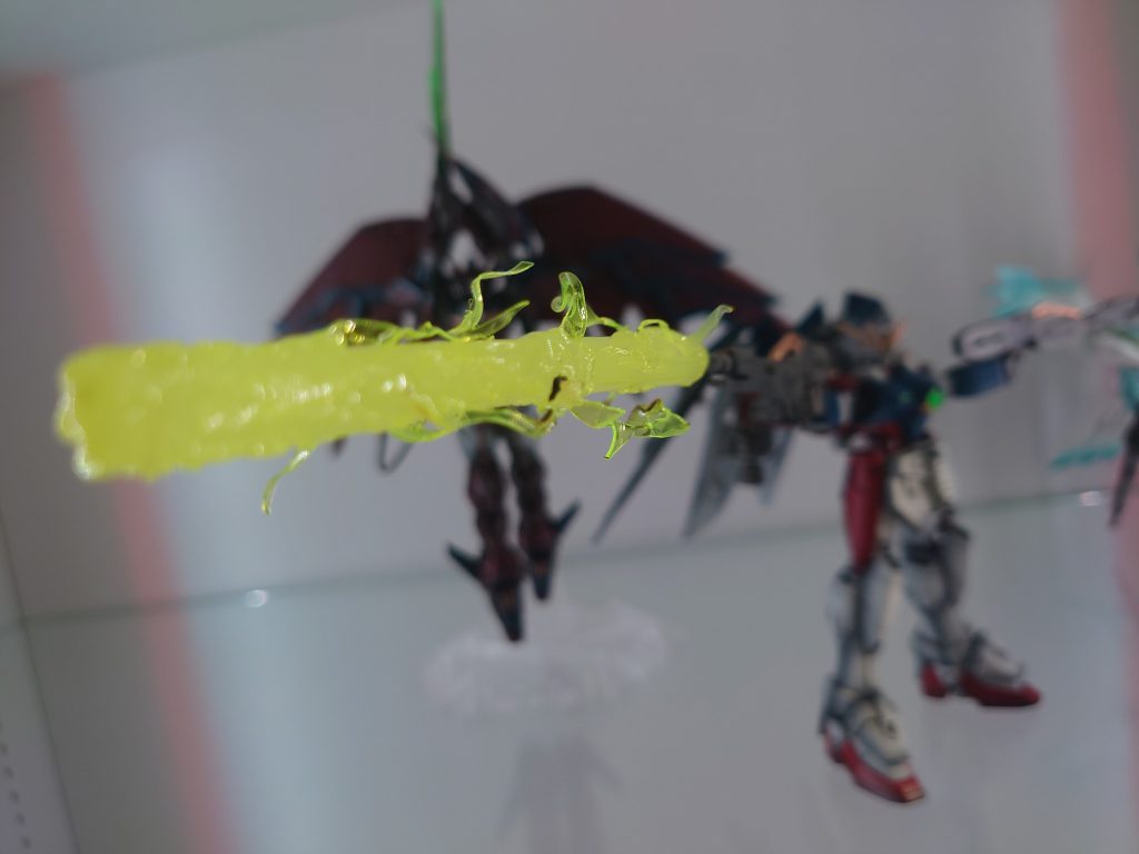 市販のエフェクトパーツは細くて短かったので自作してみました。ビーム部分は家に転がってたグルーガンの芯、放電はお菓子のプラ箱を溶かして作りました。HGサイズだとこれくらいが丁度いいゴン太ビームだと思います。