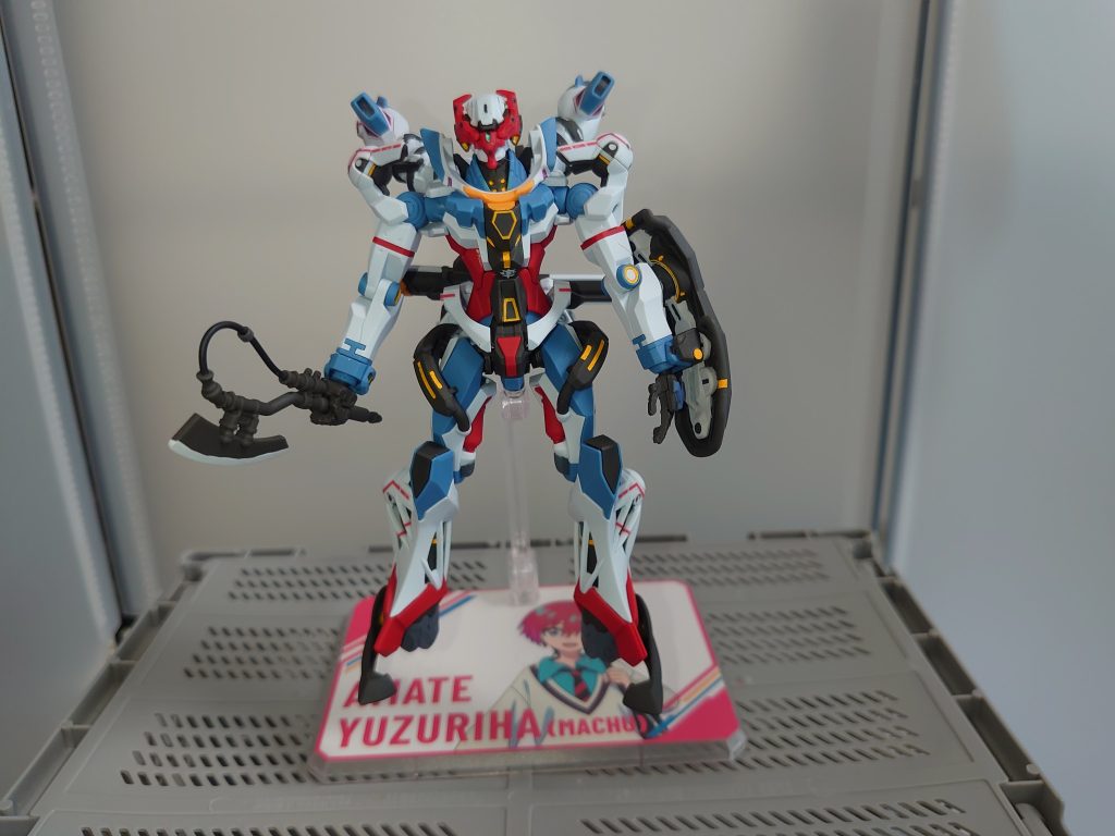 素の立ち姿。頭部はクローズのものも塗装してあります。ヒートホークはコード部分をリード線に置き換えました。