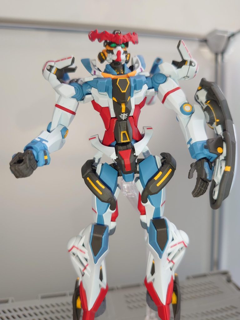 胸のジオンマークも手書きです。赤いガンダムのシールドでも手書きしたからできるでしょ、と思ったのですが、小さい分難易度が高かったです・・・