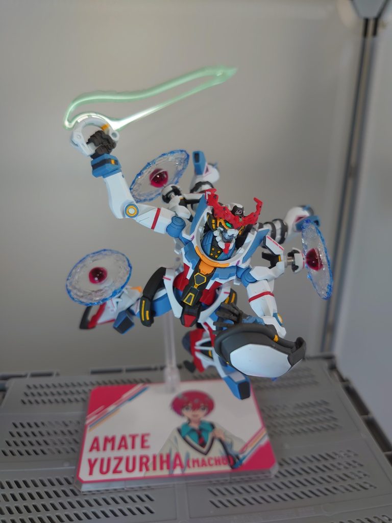 本命のエンディミオンユニット覚醒時。上顎はパーツを一通り接着してからドリルとリューターで削り込んでエンディミオンユニットが収まる空間を確保してあります。下顎は切り離して、ワイヤーで首関節に固定することで可動します。そのため、顎を閉じることもできます。