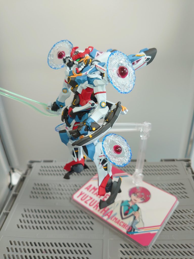 謎の光エフェクトはクリアプラ板を円形に切ったものにジェルメディウムを乗せて、端部分にクリアブルー。中心の光球は、半球のシリコンモールドにUVレジンを入れ、黒のビーズを乗せて硬化させ、硬化後にひっくり返してもう半面を硬化させて作っています。