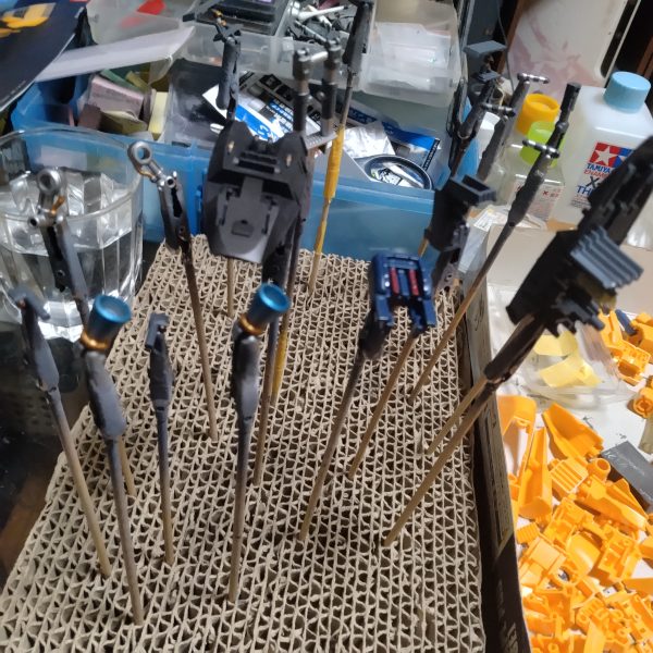 取り敢えず！現在出来るカメラアイの加工とか手塗り出来る物だけはやりました！😄で、2枚目の画像の通りにスジ彫りは途中で中断してるので本題の外装のスジ彫りや合わせ目処理等はここから始まります！😄長時間になる作業なので！ここで一旦やめて仕切り直してからやろうと思います！😀（1枚目）