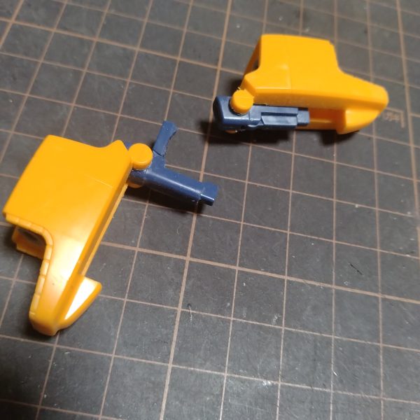 冷や汗ものでした！😅武装を逆に着けてました！😄😄合わせ目処理してるのでガッチリ接着してるし！😄ヒヤヒヤしながら外して付け直しました！😀