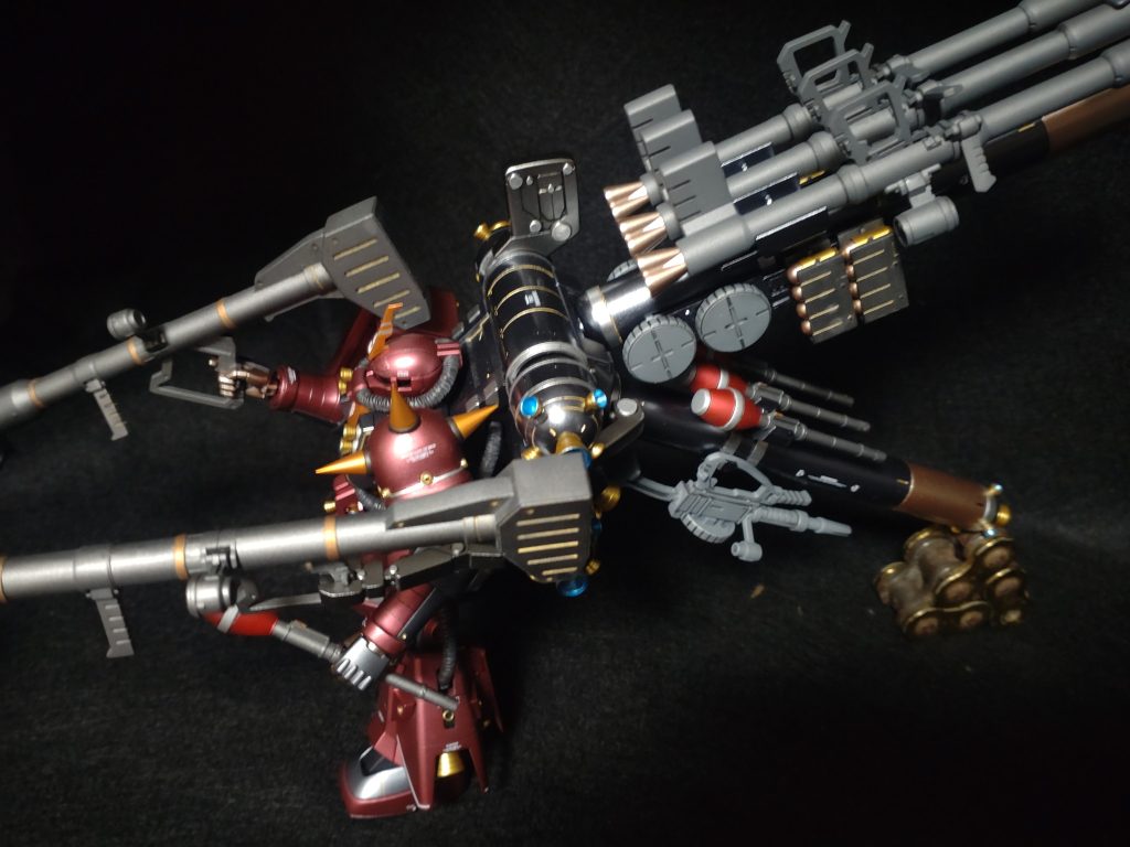 メタリックの全塗装でザク本体はセミグロス、バックパックはグロス、武装はマットのトップコートで仕上げました。 