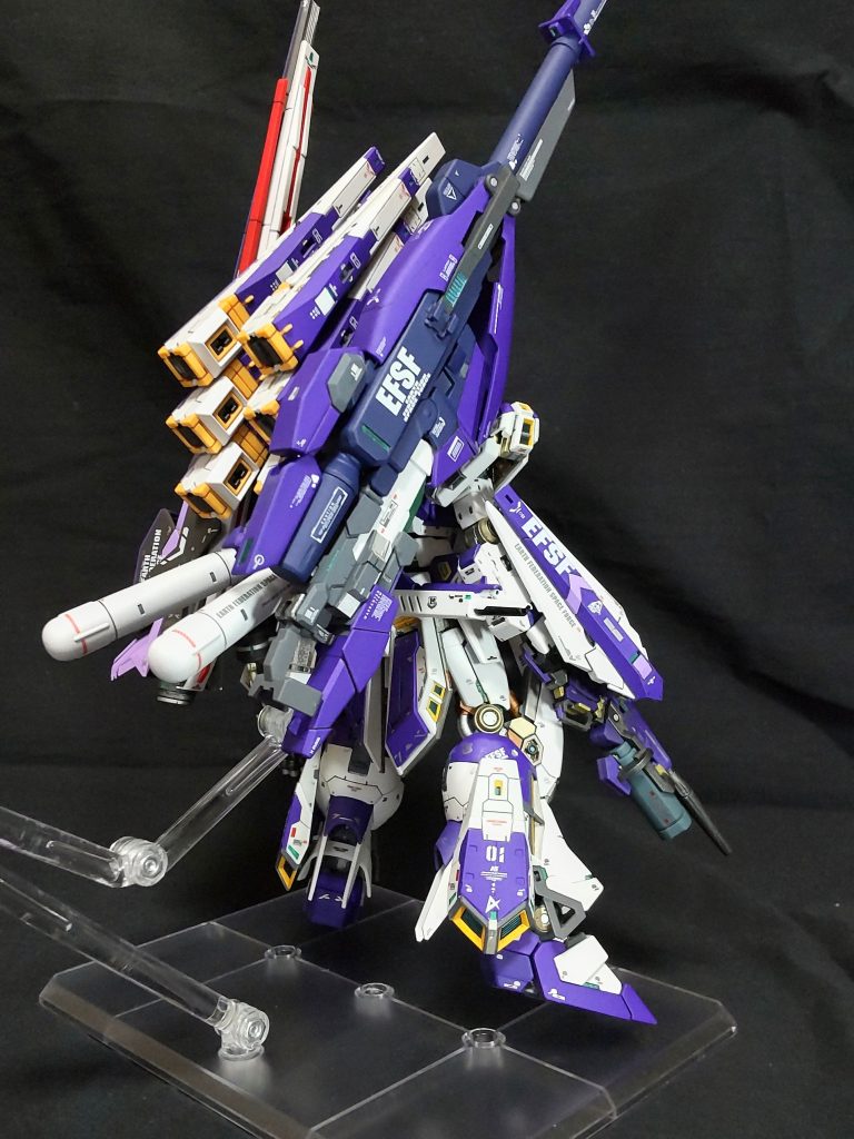 後ろ、MGスーパーガンダムのロングライフルをベースにバレルを延長、グリップ部はダブルオーガンダムのGNソードIIIを使用しています。