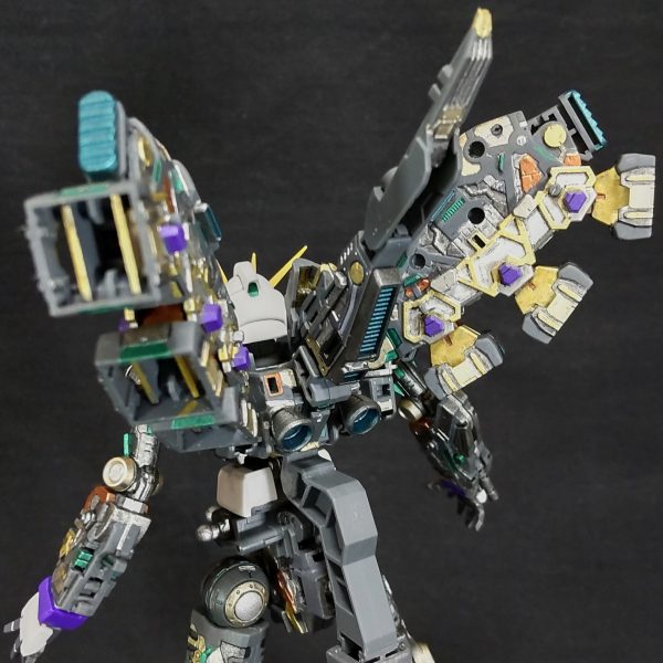 今回のバックパックは、Hi-νです😄。メインの色はパープルですが、スタイルは旧MGぽくなるはず🤔。とりあえず頭部は置いといてバックパックを先に塗りました😄。本投稿にも載せる予定で黒背景で撮影しました。内部フレームだけだと悪魔ぽい、DEATH NOTEのリュークぽいもしくはEVAの使徒と思いました😆。 （4枚目）