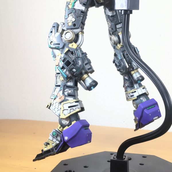 脚部ができました。今回のメインの色もパープルとなります😄。何故なら、パープルのスプレー缶が残ってるから😆、組み替えも出来そうだから😆。足裏も塗ってます、元のヤツはバラす時に壊したのでFFνの余剰パーツを利用😁。FFν、結構余剰パーツがありましたがこういう時に助かります。（4枚目）