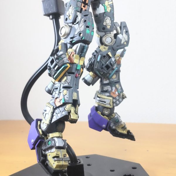 脚部ができました。今回のメインの色もパープルとなります😄。何故なら、パープルのスプレー缶が残ってるから😆、組み替えも出来そうだから😆。足裏も塗ってます、元のヤツはバラす時に壊したのでFFνの余剰パーツを利用😁。FFν、結構余剰パーツがありましたがこういう時に助かります。（3枚目）