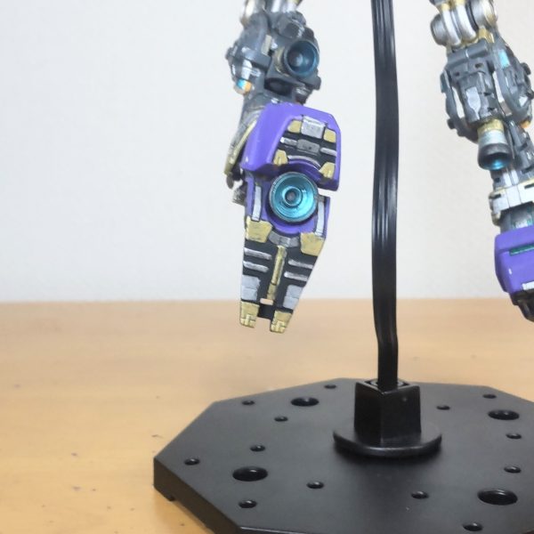 脚部ができました。今回のメインの色もパープルとなります😄。何故なら、パープルのスプレー缶が残ってるから😆、組み替えも出来そうだから😆。足裏も塗ってます、元のヤツはバラす時に壊したのでFFνの余剰パーツを利用😁。FFν、結構余剰パーツがありましたがこういう時に助かります。（5枚目）