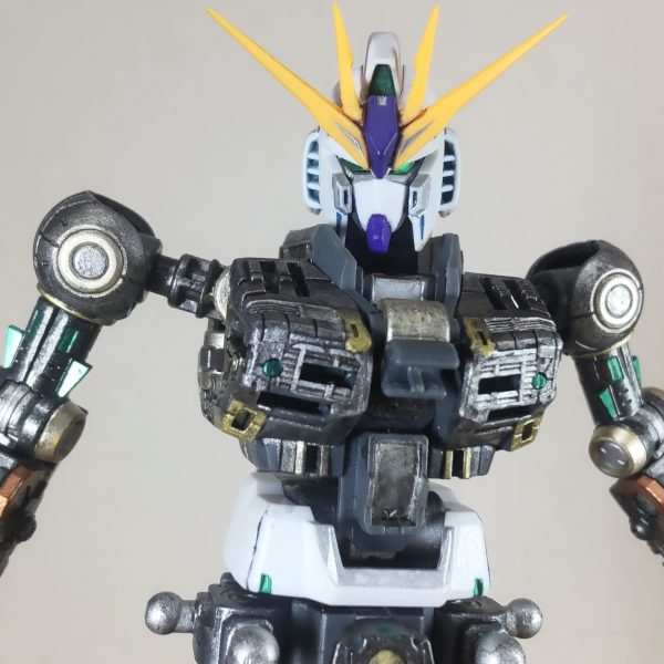 フレームの塗装が完了。ボディーはν、腕はHi-νですRGジャンクに付いていたEGヘッドを加工して付けてみました😄。このヘッド、接着されていてマスク部とヘルメット部の2分割にしかバラせませんでした😓。とりあえずそのままの状態で色を入れていきスミイレ、「ん😳？」マスクのスリットにキズが‼️、デザインナイフで修正→スミイレ→上手くいかないを数回繰り返しましたが状態は悪くなる一方😱、諦めました😓。とりあえずスリットを消して頬をグレーに塗って印象変更、パッ見リ・ガズィカスタムぽくゼータ系のマスクにしてみました。あと、ここまでした後、気が付いたんですが、RGとEGの成形色の白色がビミョーに合いません😓、白色は塗装すべきでした。RGのヘッドもあるので、どうするか悩みどころ🤔。（4枚目）