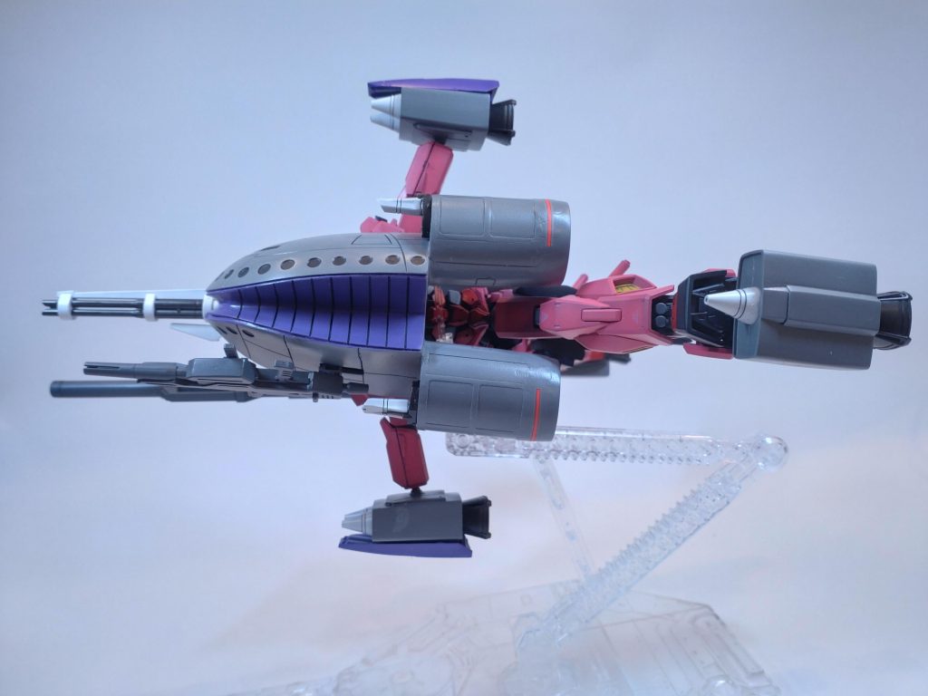 製作時間が延長された理由のひとつには、変形機構の難しさもありました。アニメのようにキケロガ本体がパッカーンして足が出てくるものを考えていた当初の私。ぶん殴りたい。どうにかアニメ完全再現しようと色々試行するだけで何週間無駄にしたか…。そんな技術持ち合わせていませんでした^^;そこで今のように脚部を後方のバーニアの間から出す方法に舵を切ったのですが、今度は旧キットブラウブロのバーニアをバラす必要が出てきまして。もともとはバーニア2つがくっついていたのでそれをノコでバラし、バーニアの側面がなくなった部分をプラ板とパテで成形し直し…とやっていたらめちゃ時間かかりました(汗)