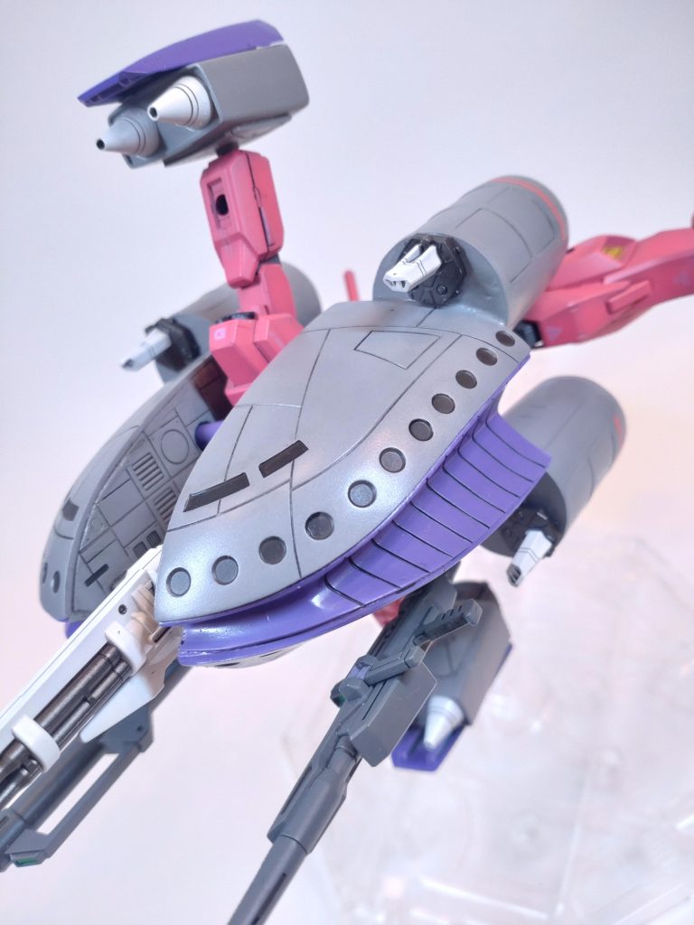 コンテストに間に合わすために表面処理などが疎かになりながらも作らなくてはいけない期間は、「本当にこれを作って楽しいのか?」と自問自答していましたが、トップコートして組んだ後は思った以上の出来栄えになっていて全く気にならなくなりました(笑)やっぱりガンプラはこの組み上げる瞬間がたまらないですね!