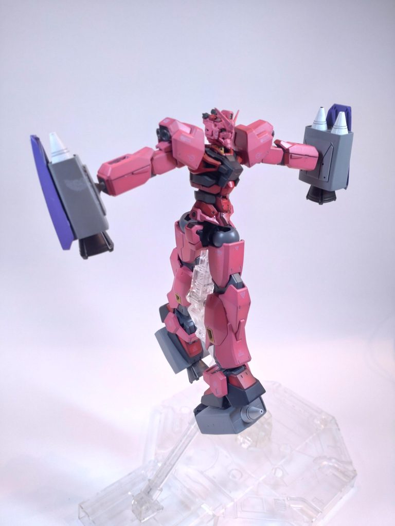 キケロガの着ぐるみを脱いだ直後の赤いガンダムさん。キケロガもですが、こんな姿で格納されていると思うと笑えてきます(笑)