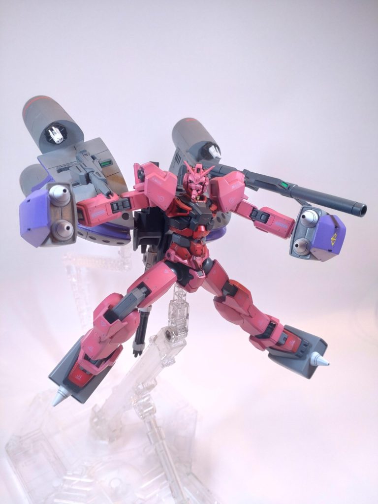 小型化したことで動力をより武装に回すことができるようになり、ガトリング砲や4門の小型レールガンなどの実弾兵器も標準装備されている。キケロガシルエットの底面にはサイコミュコネクターが追加されており、Mk-Ⅱの標準武装であったビームライフルやバズーカなどといった武装を携行•運用することも可能である。これにより、ブラウ・ブロはどんな局面でも戦い抜ける力を持ったエゥーゴの象徴ともいえるワンオフ機となる。