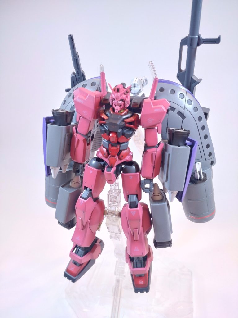 ということで、キケロガ改めブラウ・ブロ(GQ)でした。このネーミングは百式製作時から考えていた「ジークアクス世界線、名前とかが正史と違くなりがち」という設定を逆にして、正史の名前に戻したら面白くね?と思ってつけたものです。キケロガシルエットの側面がオレンジではなくパープルなのも、キケロガとは違うとことを視覚的に見えるようにしたかったからです。しかし、上の写真の携帯にするとバックパックが丸っこくてアビスガンダム感が拭えません(汗) でも、武装盛り盛りになったフルアーマー感がたまりません!