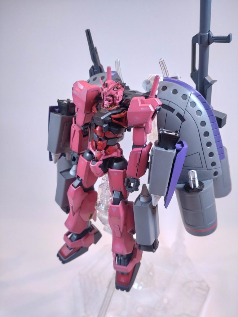 そして、本機最大の特徴がキケロガの「宇宙戦専用機」というもう一つの欠点をも克服したことである。キケロガは巨大であることと、ある意味無理があるともいえる変形機構であることで、MA形態•MS形態共に地球における戦闘は不可能であった。しかし、シャアはMS形態を赤いガンダムが、MA形態をキケロガシルエットがそれぞれ担うように設計することで、この弱点を克服させた。キケロガシルエット計画はジオンに謀反を起こしたシャリア・ブルの愛機であるキケロガを用いることに対して、軍内部では疑問や不満の声が大きかった。しかし、当計画は性能は向上したものの単調な武装しか持たないMk-Ⅱに戦場に応じた戦いができる武装をもたらすこととなった。このMk-Ⅱとキケロガ双方の弱点を克服し、さらに地球戦での新たな選択肢となるブラウ・ブロを生み出したシャア大佐は流石と言えよう。