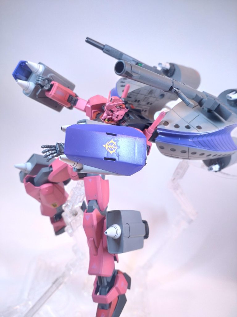 メガ粒子砲にはバーニアが追加されている。これを腕部•脚部に連結した地上戦用MS形態は、キケロガシルエットの推進力と相まって地球でも高機動を可能とした。それは、ハクジ空式を有するもう一つのエゥーゴのエース機「ジークアクス3号機-百式」にも引けを取らないほどである。