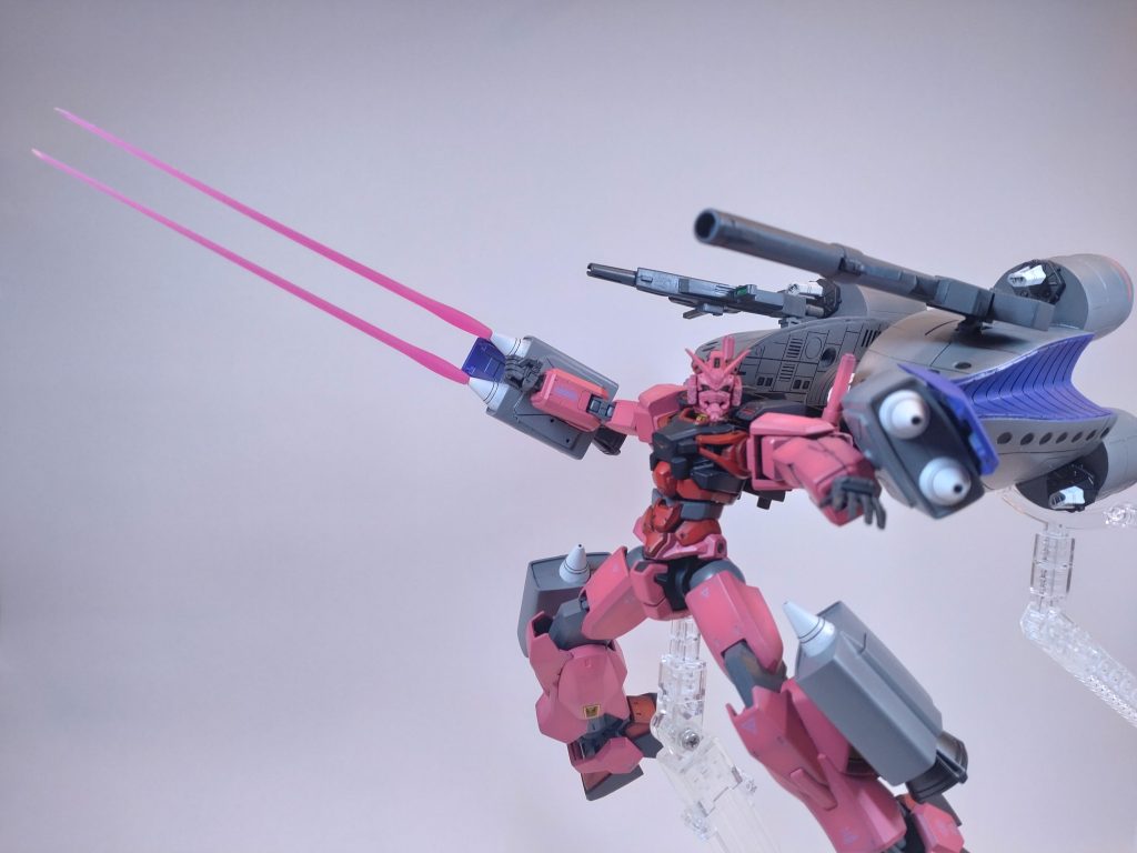 腕部にマウントしたメガ粒子砲は盾も有するだけではなく、ビームサーベルとしても運用可能。近接戦武器を持たないが故にキケロガは懐に入れさえすれば恐れるに足らないという弱点も克服した。