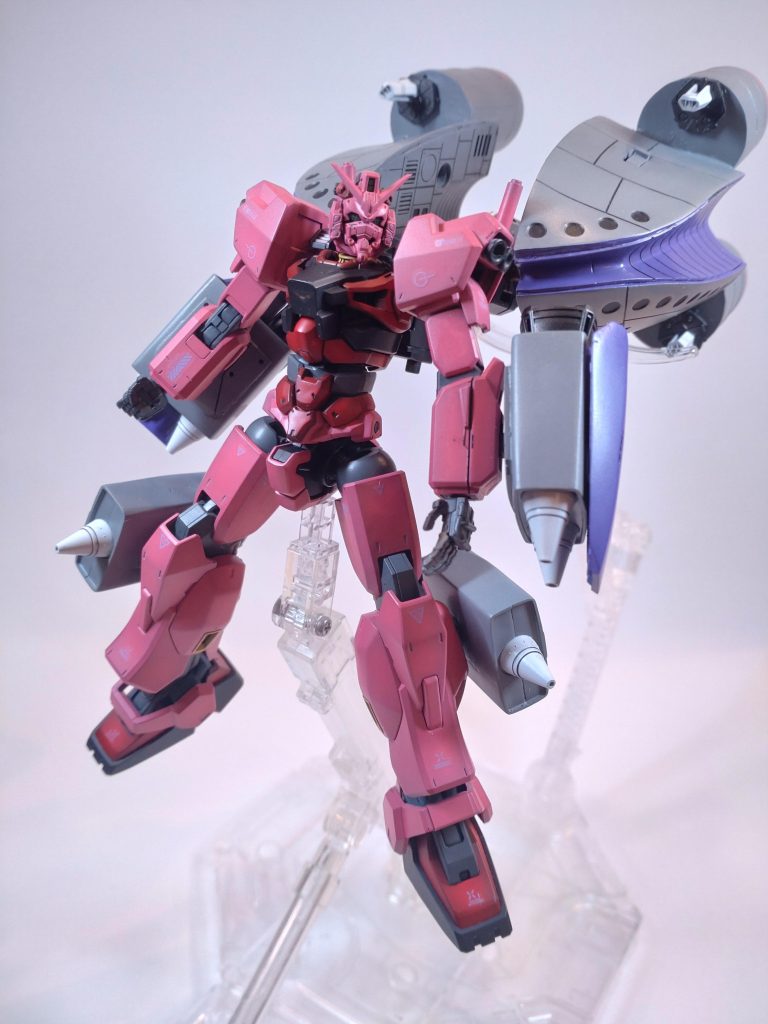 こいつを作りながらジークアクスのその後をあーだこーだと想像しまして。そしてヒゲ仮面のその後についても色々考えました。んで、私の中では『 「シャア・アズナブル 」の名を受け継いで前線に復帰、でもシャリア本人とバレバレ』という結論に至りました。というかたぶん本人もバレているのを良しとしているんじゃないかと思ったのですが、そこから得た超展開がが「シャア・アズナブル襲名説」。ジオンが世界を回していく世界線では、シャア・アズナブルは記号や象徴みたいなものになり、代々受け継がれていく…みたいな(笑)ジークアクスの話の短さは色々言われているところではありますが、あーだこーだと視聴後に考察(妄想)できるのが、ジークアクスの面白さだと私は思っています。もしよければ、こいつの副産物として誕生した百式も見てみてください!ジークアクス3号機-百式 https://gumpla.jp/hg/25061212 最後までご覧いただき、ありがとうございました!