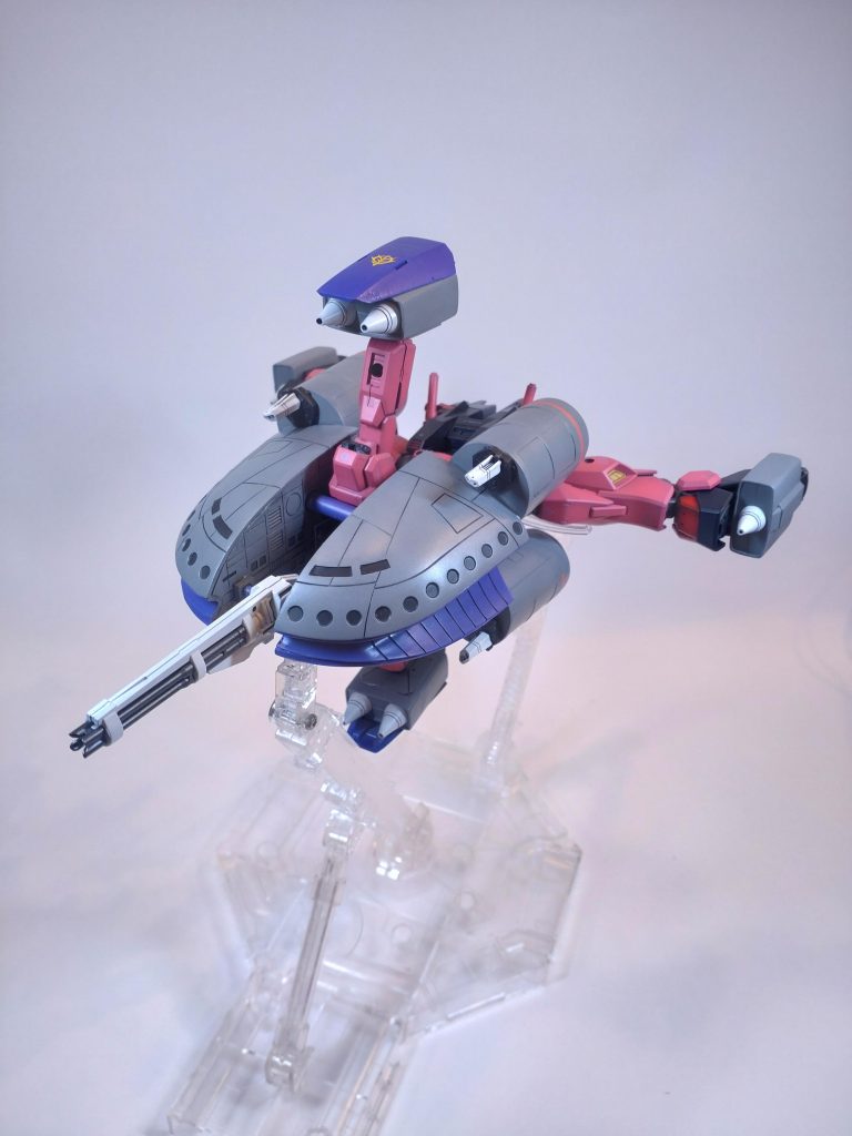 1年戦争のジオン軍のエース機MAキケロガ。パイロットであるシャリア・ブルのニュータイプ能力と有線式サイコミュ兵器が相まって、数多の連邦兵を撃墜した機体である。1年戦争後にはMS形態への変形も可能になったキケロガは、どのような状況でもその力を出し切れる、まさに名機と言われる存在であった。しかし、大きすぎるが故に整備や牽引が難しいことや、大きな機体を超高速で運用させるためにその動力源のほとんどを運動性能に割くため武装が単調且つ少なくなるなどの欠点もあった。操縦者であるシャリア・ブルはこれを改善するために、「キケロガ小型化計画」を進行していた。