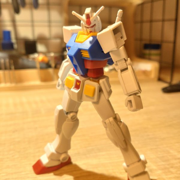みなさん、ジークアクスコンお疲れ様でした！私はコンテストに向けた制作で疲れたので、箸休めです。知人から譲ってもらったガンプラトライアルキット。これをお子さんたちが楽しめるように玩具っぽく作ろうかと思います。合わせ目消しなどの難しい改造はせず、フロントスカートの切断とかヤスリがけでできる程度のディテールアップをし、最後はツヤありで塗装しようかと。そうすることで、「これなら自分たちでもできそう！」と、「いつかこんな風に作ってみたい！」と思ってくれるかなぁと(^^)てかこのキット、トライアルとはいえ結構動かせますねぇ。工具無しで作れて色分けもいい！これお菓子コーナーとかで400〜500円くらいで売れば、ガンプラ入門にはぴったりそうです(^^)　肩の力入れずに作るのも、誰かのために作るってのも久しぶり。ちょっと楽しみですね！ガンプラの楽しさは無限だと再認識しました(^^)（5枚目）