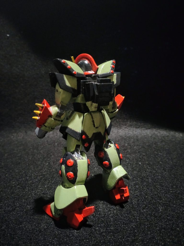 上腕と太ももが、固定ポーズ用の物を使っていたので、これまたジャンクになっていたシャイニングガンダムの物と交換して、可動式に。