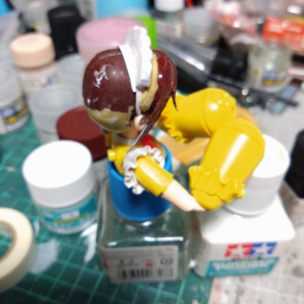 チナッガイ改造の続きです。前回の報告の後に顔パーツに眉等を描き込んでから前髪取り付け角度の調整なんかを行い、自分なりに目標のキャラに近づいたと思ってます。顔はまだお見せできませんが横から少し。後側の髪のパーツはよくよくみると大きく作りすぎたので小さくプラ板貼り合わせでやり直ししてます。スカートの部分は頭にプランがあるので実験で制作してみるつもりですが上手くできるかなぁ?🤔まだまだ時間かかりそうです。（1枚目）