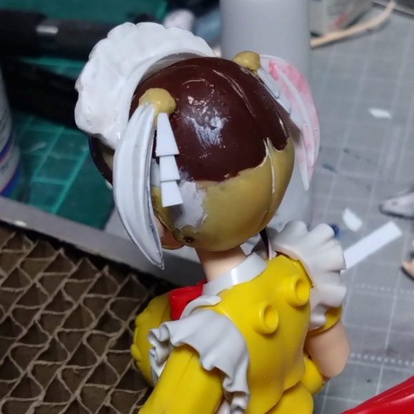 チナッガイ改造の続きです。後頭部はこんな感じになりました。スカート部分は昨日制作。腰のパーツに帯のように巻き付けたプラ板に、台形のようにカットしたプラ板を貼り合わせて制作。瞬間接着剤塗っては瞬着スプレー…でこんな感じに出来ました。 今日は昨日制作したスカートより少し短くしたプラ板をスカート一周以上の長方形型に切り取りライターで炙っては少し曲げ、そしてハサミで上から下に向かって細い3角状に切れ目を入れてその分を無理矢理曲げて瞬間接着剤とスプレーで硬化。その繰り返しで一周回ってできたのがメイド服のフワフワしたスカート状の白い部分っぽいものを制作。まだガタガタですが接着部分の隙間等に瞬間接着剤を裏表両方塗ってスプレーで硬化。その後サーフェイサーホワイトをベタベタと筆塗りしました。現在ここまでですが乾燥後にまた瞬間接着剤塗る予定です。この後ヤスリがけしたりで角を落としていく予定です。多分プラ板髪型制作のようにサフと瞬間接着剤が角を滑らかにしてくれるはず。後は靴なんですが幅広でカッコ悪いので左右半分にカットして真ん中削って接着して幅詰めしました。くるぶしあたりの丸いモールドも削りました。スカートが上手くいけばまた来週末にはかなり進めれると思います。🤔（1枚目）