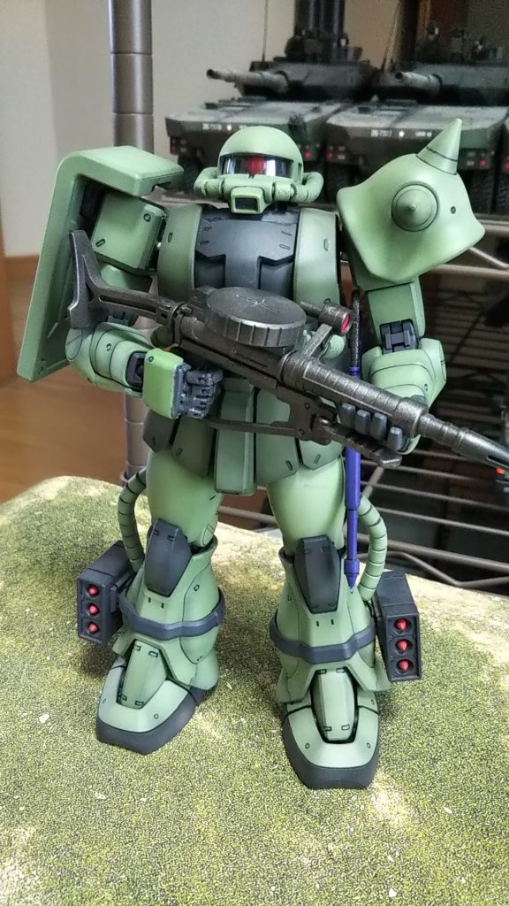 正面、キットは先週紹介したF型より前に発売されため、専用カラーも無く昔使っていたザクっぽい緑で塗装、宇宙用よりより地上仕様のイメージになってます?